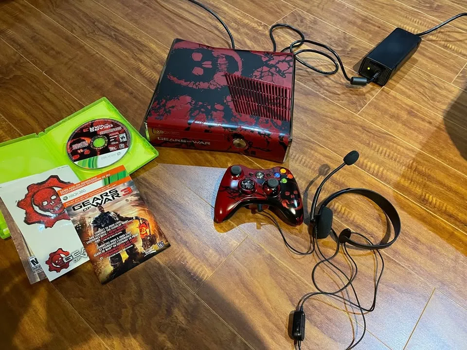 Xbox 360 Gears of War 3 Limited Edition Bundle image indicator(3)