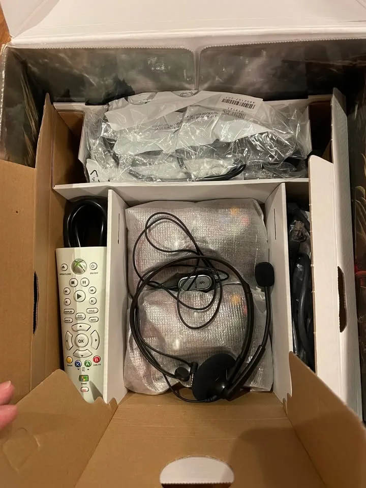 Xbox 360 Gears of War 3 Limited Edition Bundle image indicator(4)