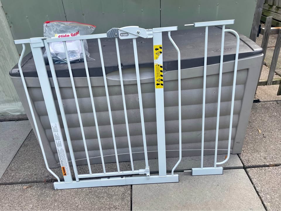 BABY GATE