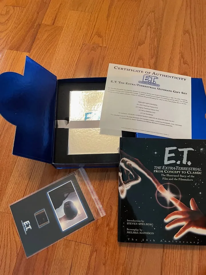 E.T. THE EXTRA-TERRESTRIAL 1982 Ultimate Gift Set image indicator(3)