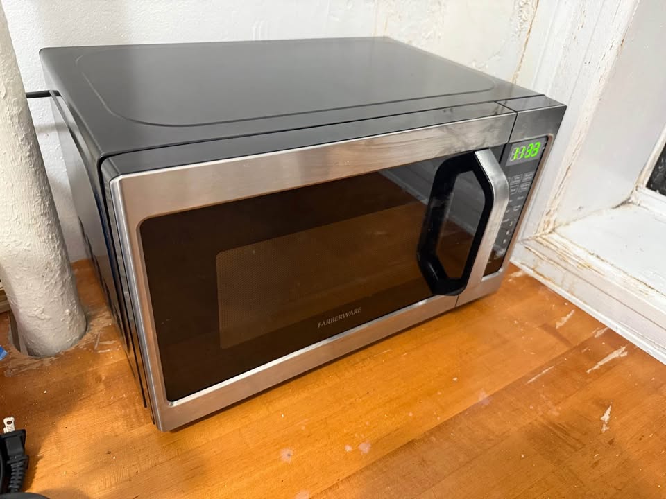 Used 700W Farberware Microwave Oven - photo 2