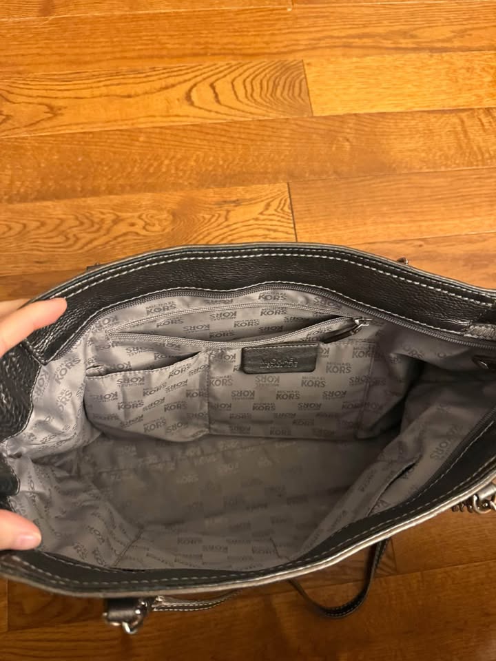 Micheal Kors Metallic silver Tote - photo 2