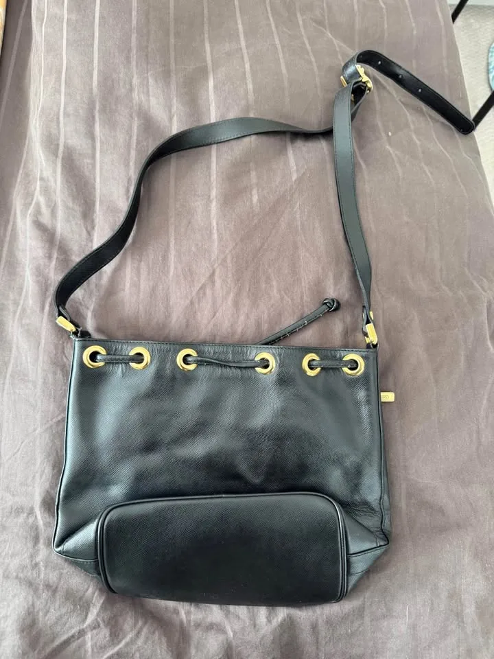 SATCHI black bucket bag image indicator(2)