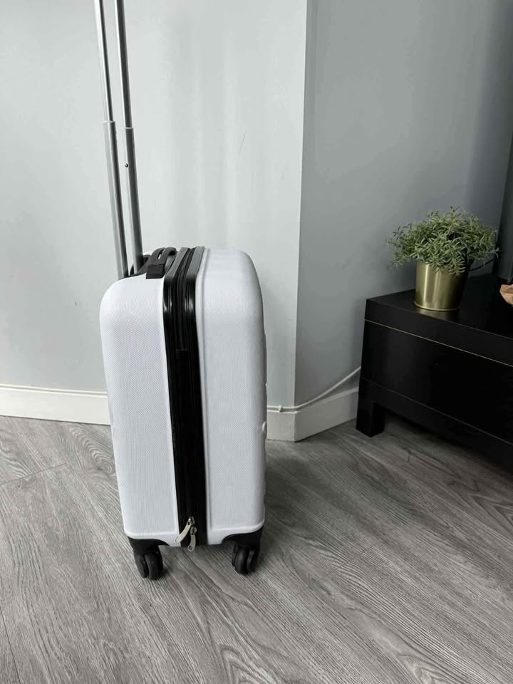 Lightweight travel suitcase - photo 3