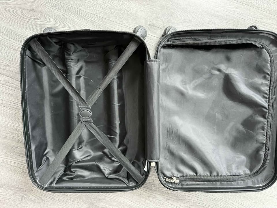 Lightweight travel suitcase - photo 4