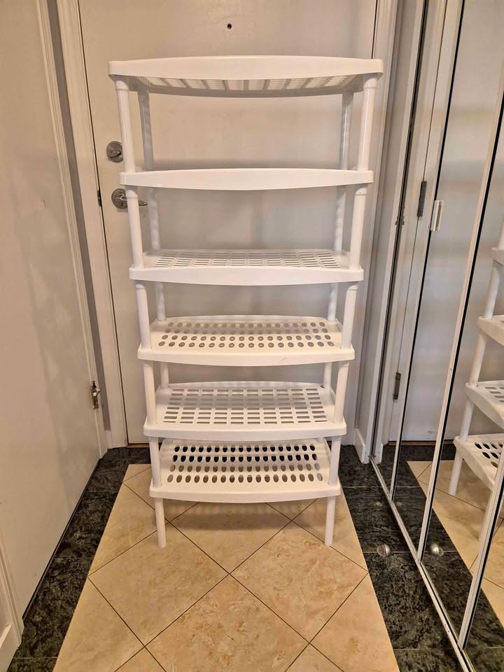 Plastic shoe rack / stackable shelves