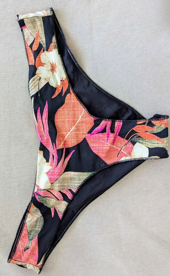 Black / Floral Bikini image indicator(3)