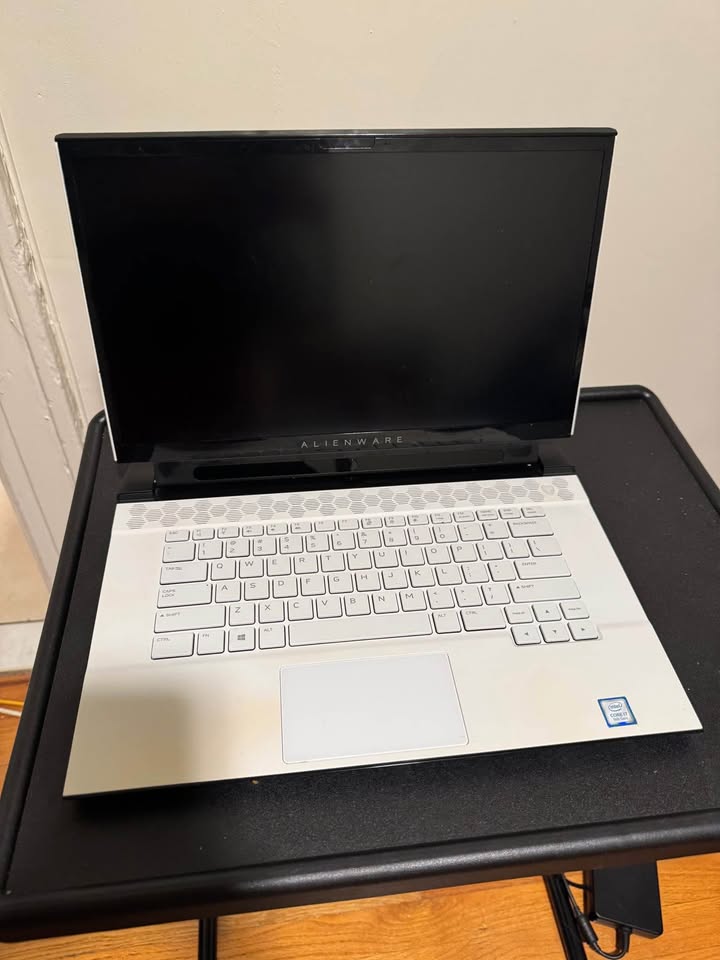 Alienware M15 r2 Gaming Laptop - photo 2