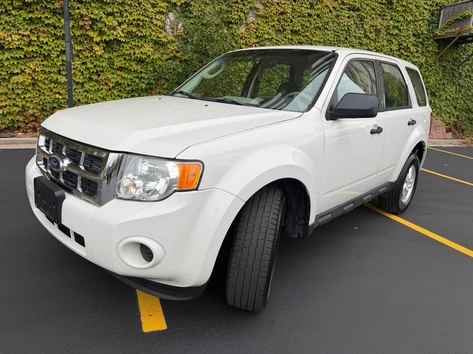 2010 Ford Escape · XLS Sport Utility 4D - photo 2