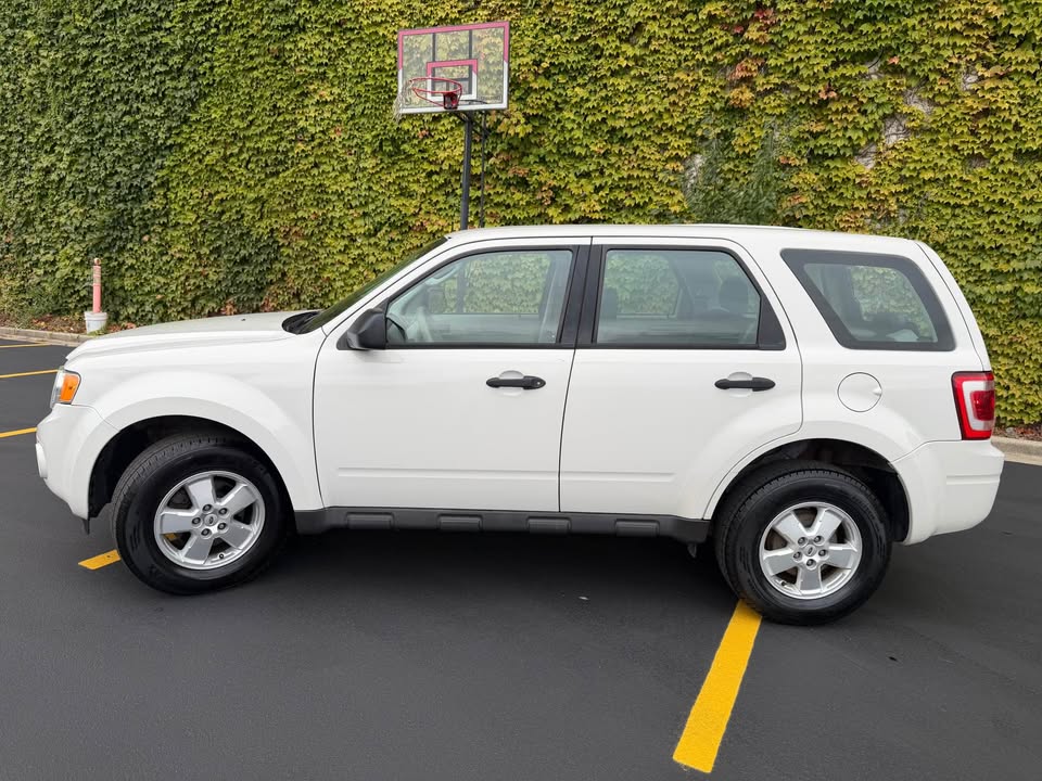 2010 Ford Escape · XLS Sport Utility 4D - photo 3