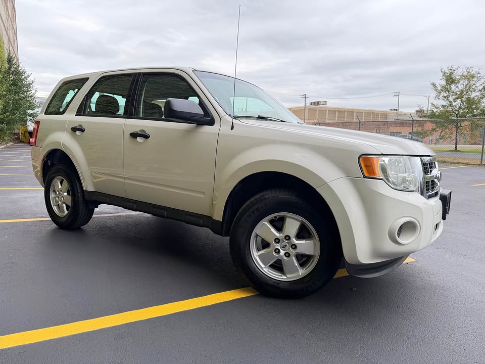 2010 Ford Escape · XLS Sport Utility 4D - photo 4