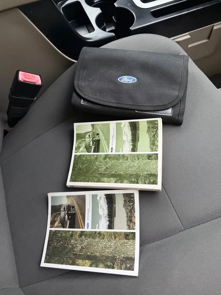 2010 Ford Escape · XLS Sport Utility 4D image indicator(7)