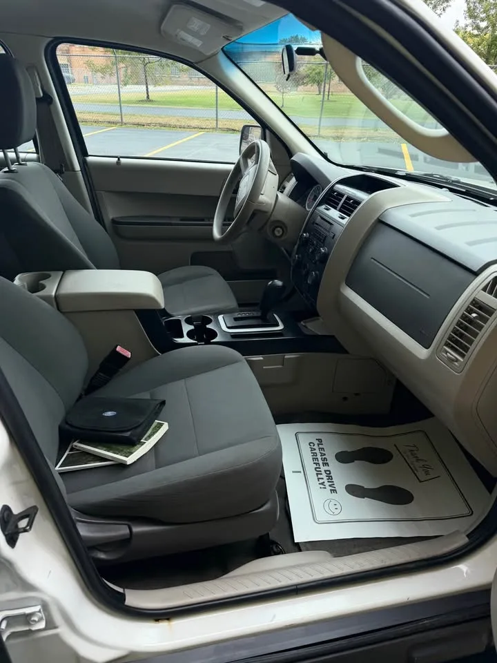 2010 Ford Escape · XLS Sport Utility 4D image indicator(8)