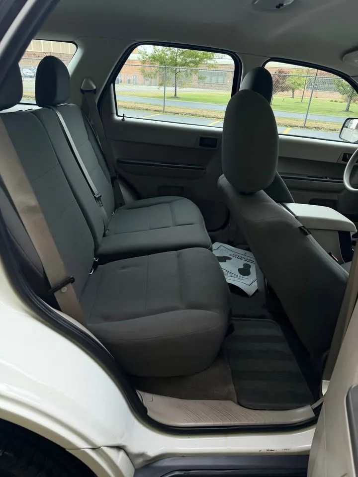 2010 Ford Escape · XLS Sport Utility 4D image indicator(9)