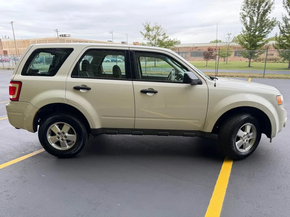 2010 Ford Escape · XLS Sport Utility 4D image indicator(10)