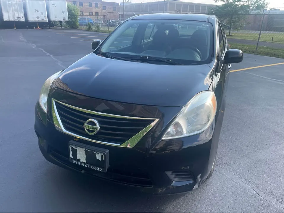 2013 Nissan Versa · SV Sedan 4D image indicator(3)