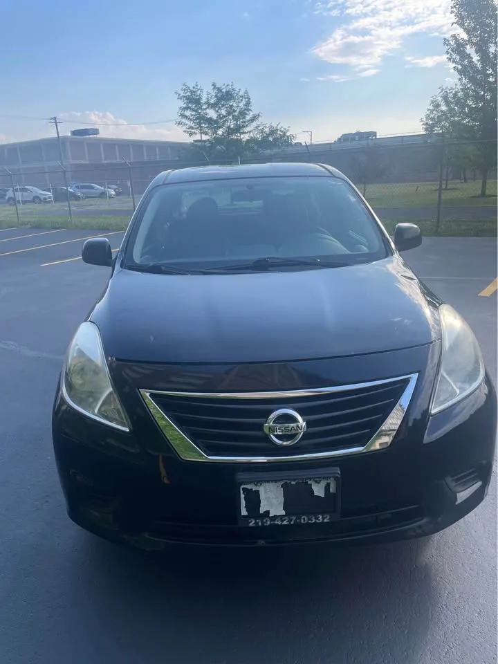 2013 Nissan Versa · SV Sedan 4D image indicator(4)