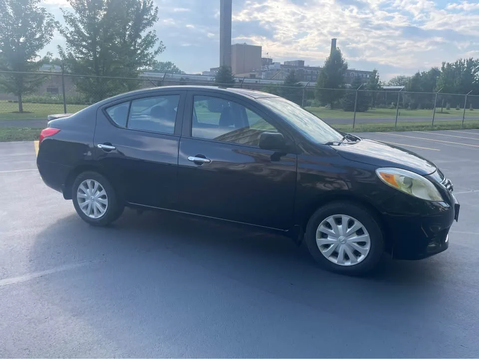 2013 Nissan Versa · SV Sedan 4D image indicator(6)