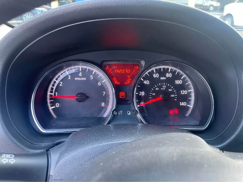 2013 Nissan Versa · SV Sedan 4D image indicator(7)