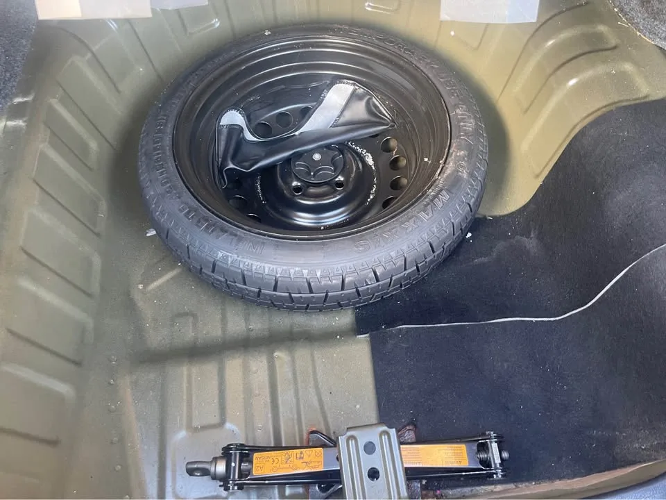 2013 Nissan Versa · SV Sedan 4D image indicator(10)