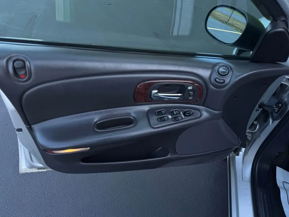 2000 Chrysler Concorde · LX Sedan 4D image indicator(10)