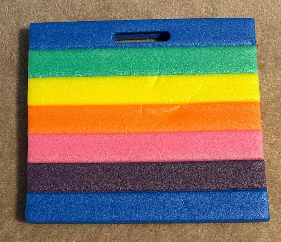 Colourful foam kneeling pad (13” x 12”) image indicator(2)