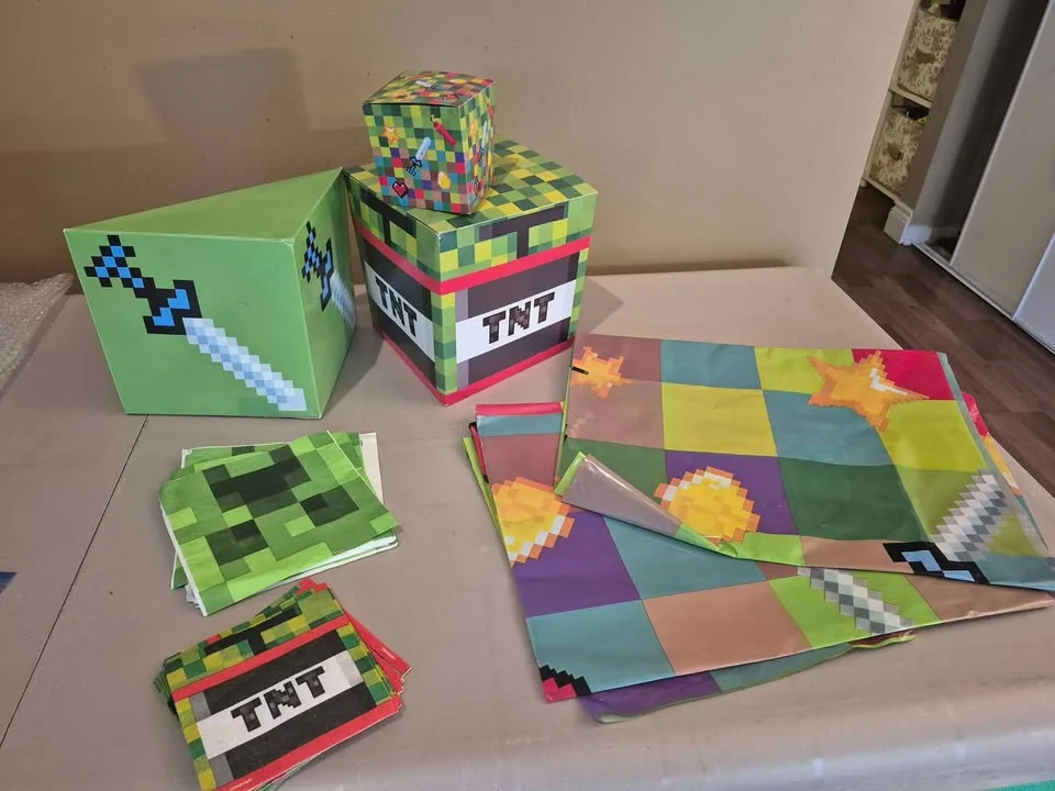 Mincraft & Soccer Birthday Party Supplies image indicator(4)