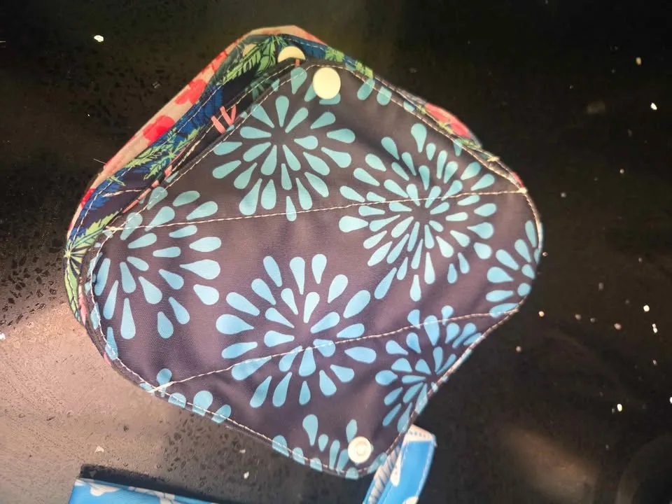 New- reusable period pads, pack of 7 image indicator(2)