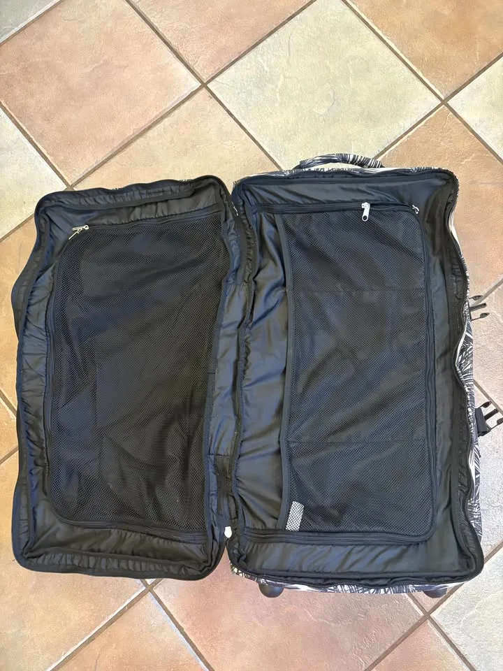 Victoria's Secret PINK Soft Shell Luggage 🥕 image indicator(6)