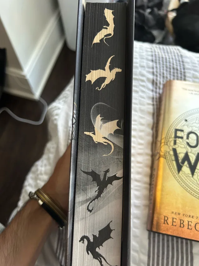 Fourth Wing Iron Flame Onyx Storm 1st Editions image indicator(2)