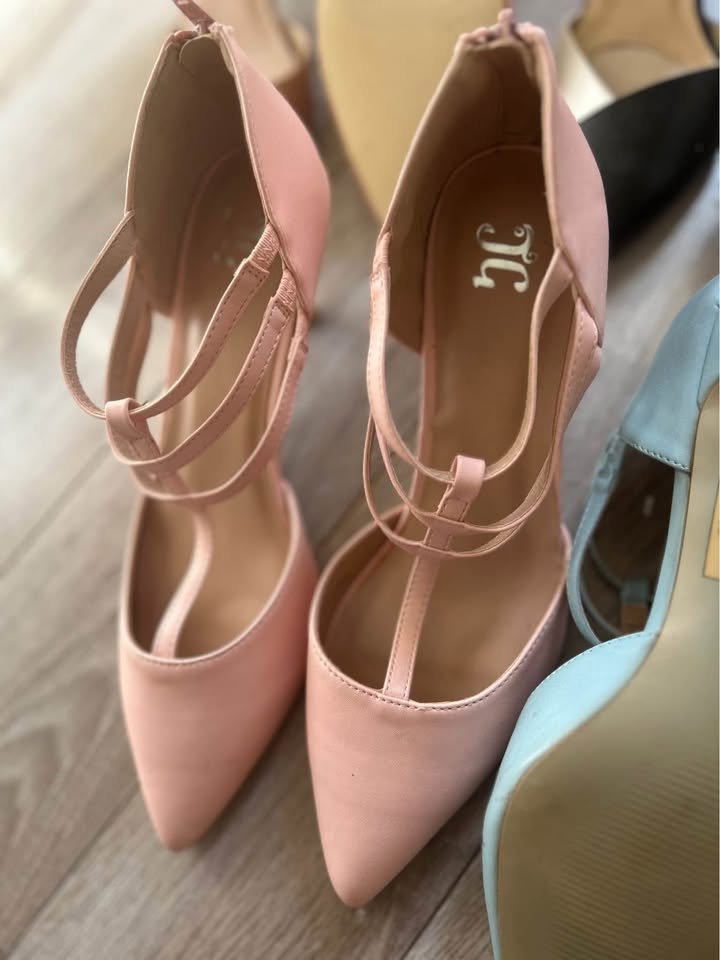Gently used pointed heels size 8.5 - photo 3