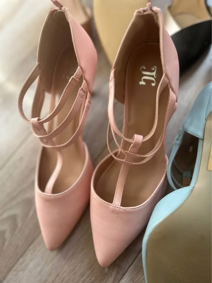 Gently used pointed heels size 8.5 image indicator(3)