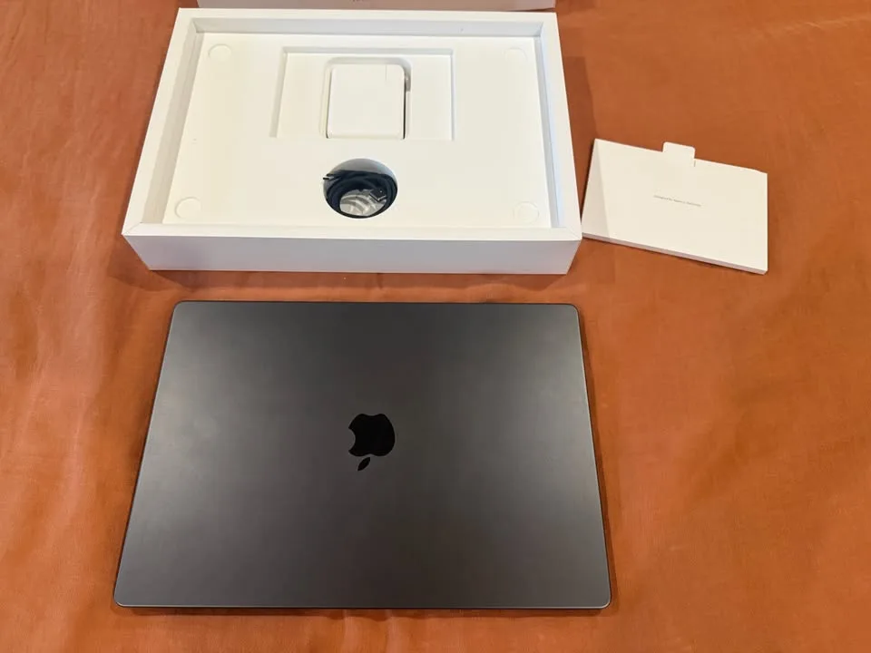 16" MacBook Pro (M3 Pro 18-Core GPU, Late 2023) image indicator(2)