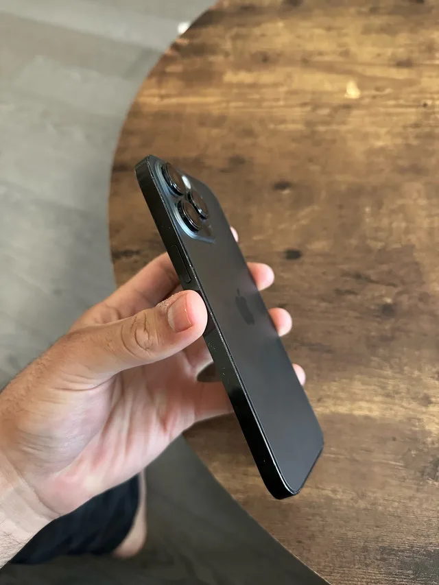 Space Black iPhone 14 Pro Max image indicator(3)