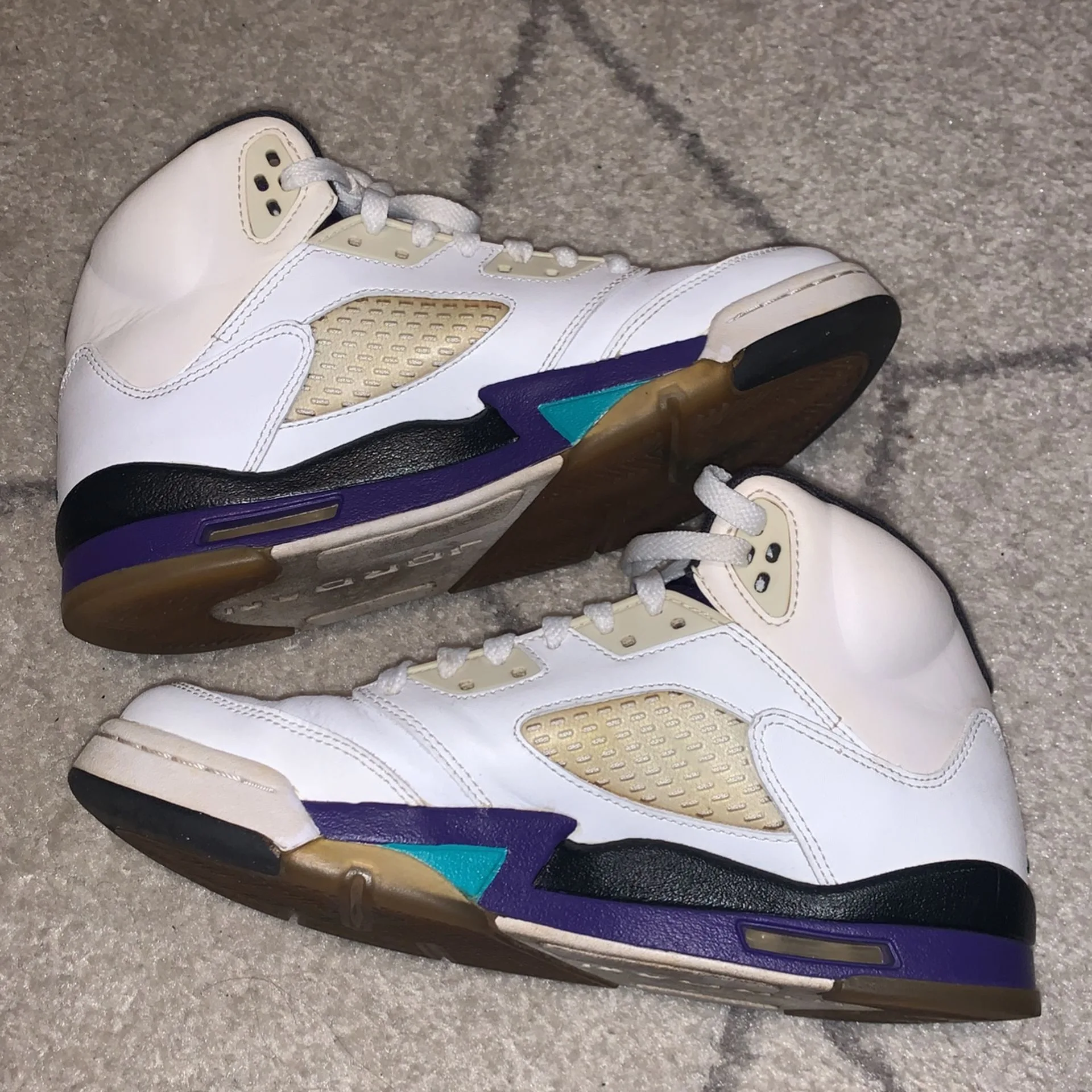 AIR JORDAN 5 WHITE GRAPE SIZE 7Y image indicator(2)