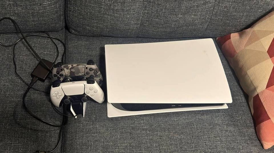 PlayStation 5 (PS5) Bundle – Excellent Condition + 2TB Storage!