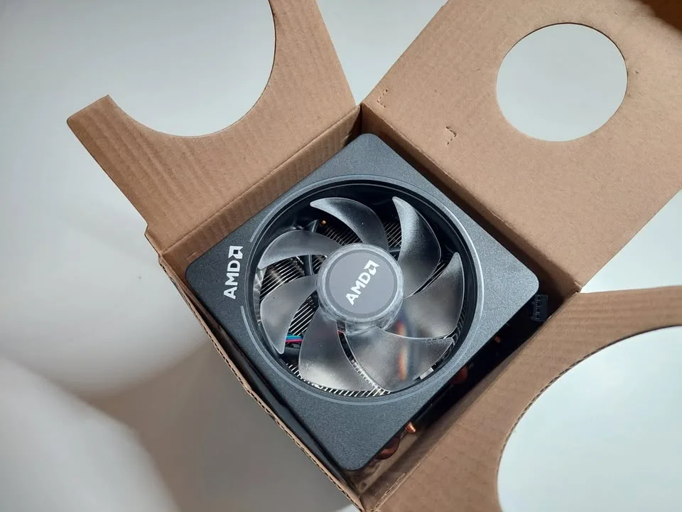 AMD Ryzen 7 Wraith Prism CPU Cooler image indicator(2)