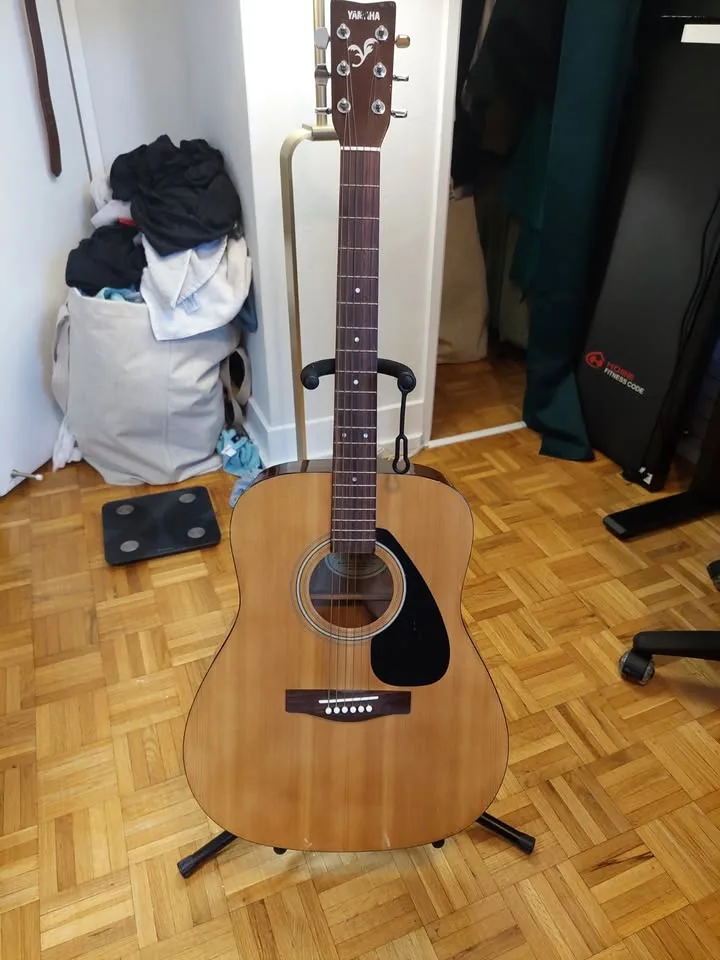 Yamaha F310 Acoustic Guitar with Travel Case and Stand image indicator(2)