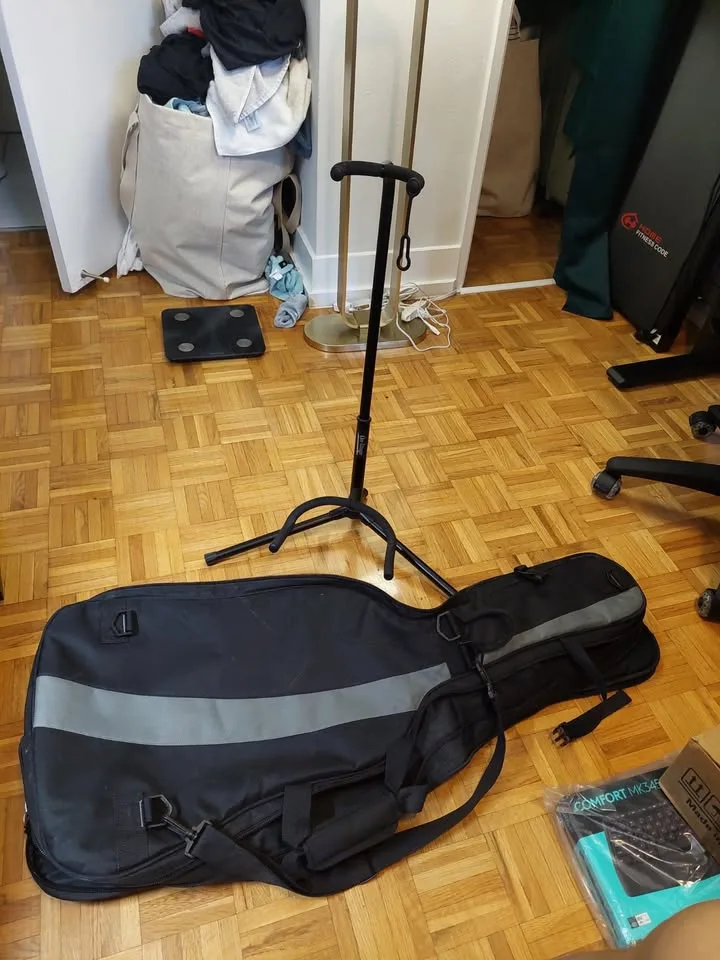 Yamaha F310 Acoustic Guitar with Travel Case and Stand image indicator(4)