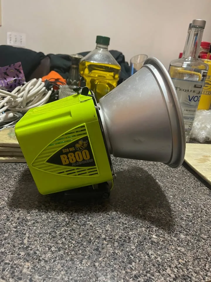 Paul C. Buff AlienBees B800 Monolight Strobe (Acid Green) image indicator(3)