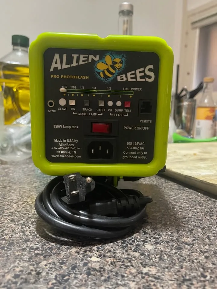 Paul C. Buff AlienBees B800 Monolight Strobe (Acid Green) image indicator(7)