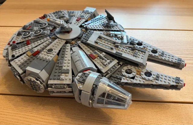 Lego Millennium Falcon image indicator(2)