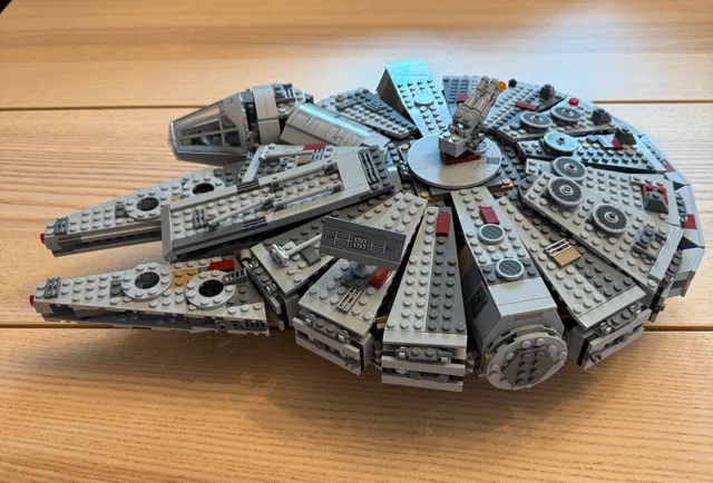 Lego Millennium Falcon image indicator(3)