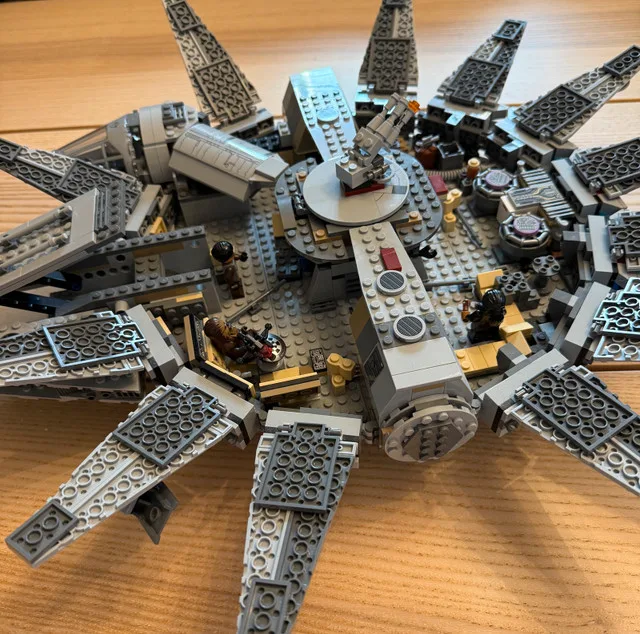 Lego Millennium Falcon image indicator(5)