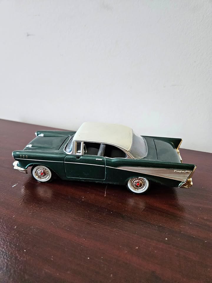 1957 Chevrolet Bel Air 1:24 Die-Cast Model