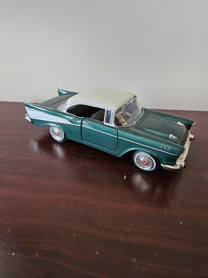 1957 Chevrolet Bel Air 1:24 Die-Cast Model - photo 2
