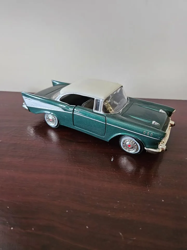 1957 Chevrolet Bel Air 1:24 Die-Cast Model image indicator(2)