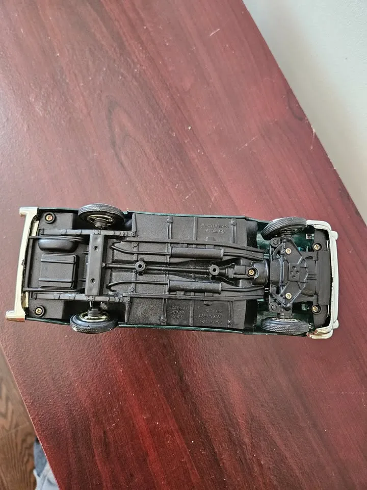 1957 Chevrolet Bel Air 1:24 Die-Cast Model image indicator(3)