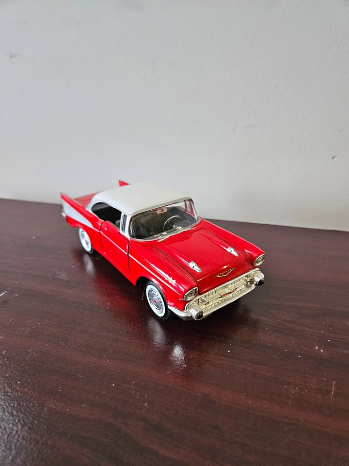 1957 Chevrolet Bel Air 1:24 Die-Cast Model – Red & White