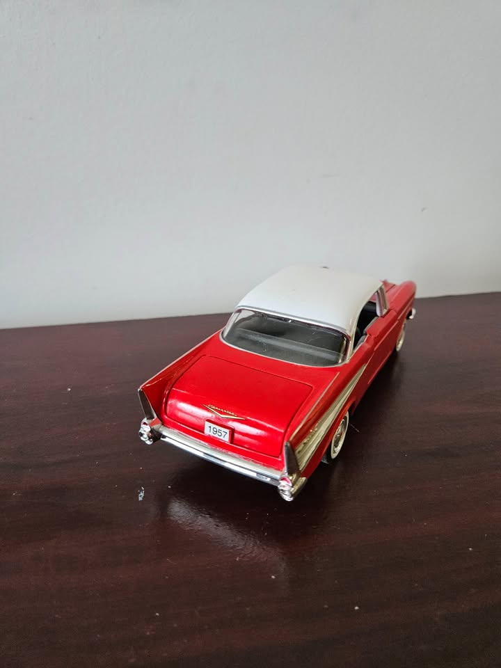 1957 Chevrolet Bel Air 1:24 Die-Cast Model – Red & White - photo 2